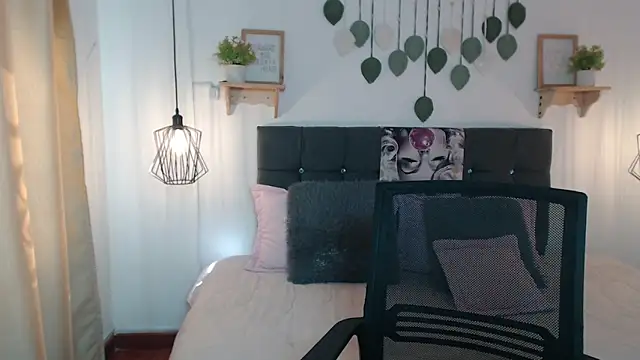 Emma hassani online show from 04-10-26, 02:13