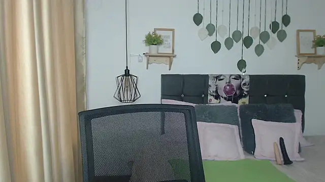 Emma hassani online show from 04-15-26, 01:59