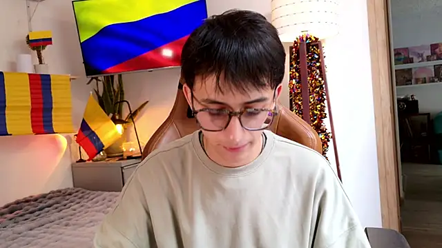 Snapshot of Sr_evann chatting on 06-21-26, 02:23 Sr evann online show from 06-21-26, 02:23