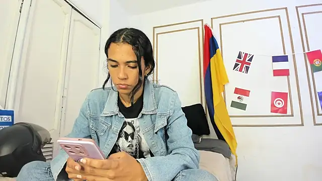 Snapshot of emily_gaviria1 chatting on 06-14-26, 12:28 emily gaviria1 online show from 06-14-26, 12:28