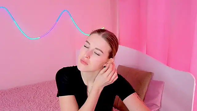 Snapshot of Violettta_doll chatting on 02-28-26, 10:26 Violettta doll online show from 02-28-26, 10:26