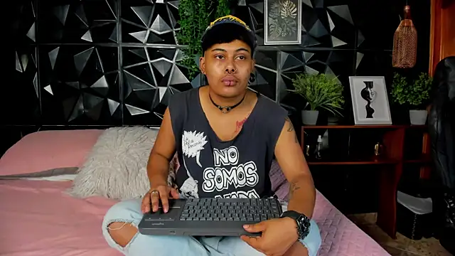 Noha  scott online show from 04-04-26, 01:39