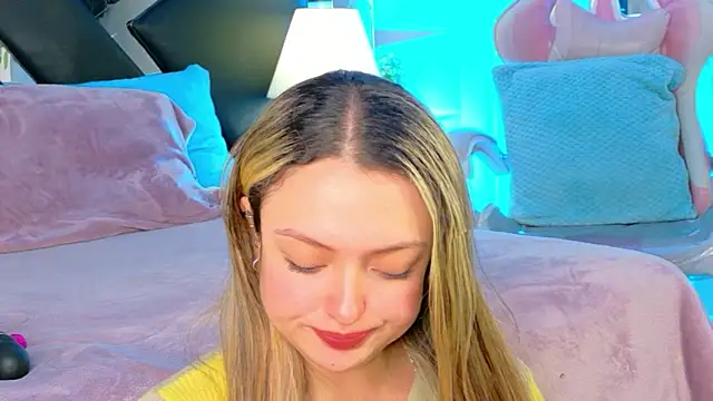 Giigii Hadid  online show from 02-25-26, 08:19