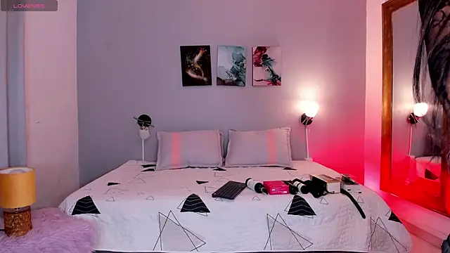 Snapshot of KimTaylorW chatting on 04-17-26, 02:47 KimTaylorW online show from 04-17-26, 02:47