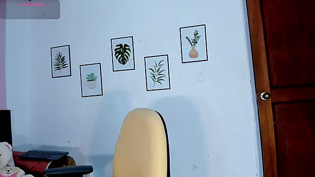 Snapshot of KimTaylorW chatting on 04-07-26, 12:45 KimTaylorW online show from 04-07-26, 12:45