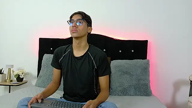 Eros Lux online show from 06-16-26, 12:49