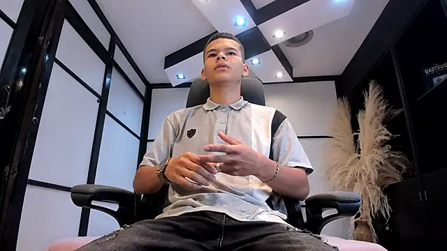 DylanRoyce  online show from 04-10-26, 12:34