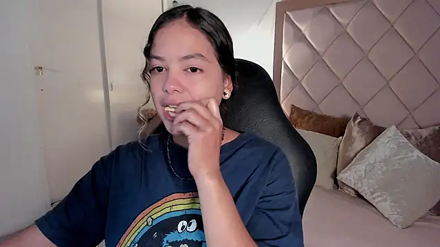 dulce lyraa1 online show from 04-15-26, 03:56