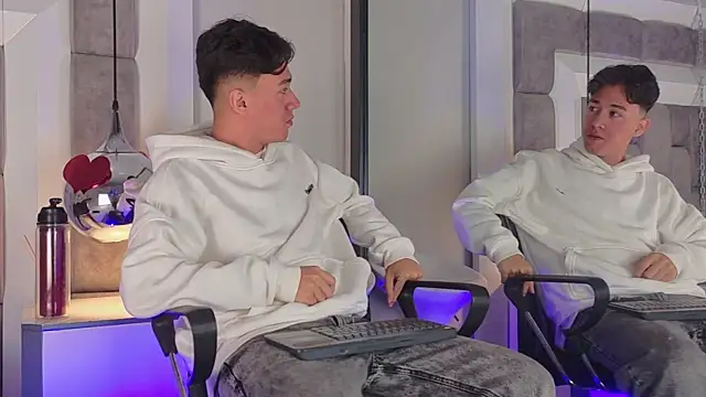 Austin Reedss online show from 04-07-26, 01:24