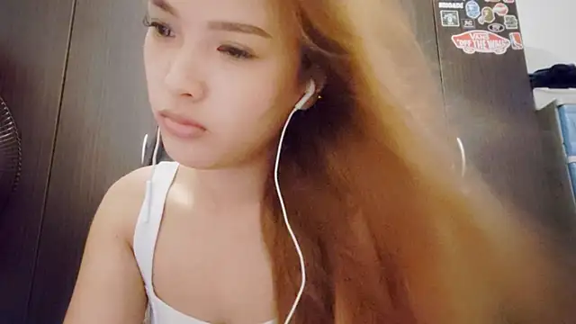 Snapshot of EllieCoconut001 chatting on 06-15-26, 10:37 EllieCoconut001 online show from 06-15-26, 10:37