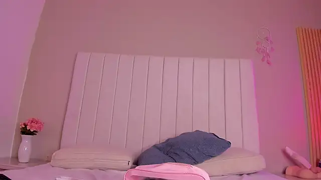 Snapshot of sophia_walkett_ chatting on 04-18-26, 02:08 sophia walkett online show from 04-18-26, 02:08