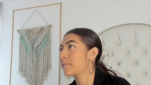 Snapshot of Sara_funy chatting on 02-26-26, 01:00 Sara funy online show from 02-26-26, 01:00