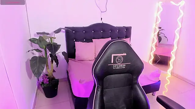 LINDSAY TAY online show from 04-18-26, 03:20