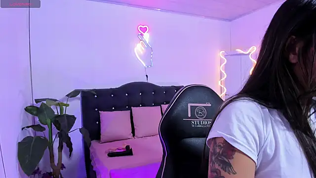 Snapshot of LINDSAY_TAY chatting on 04-25-26, 03:42 LINDSAY TAY online show from 04-25-26, 03:42