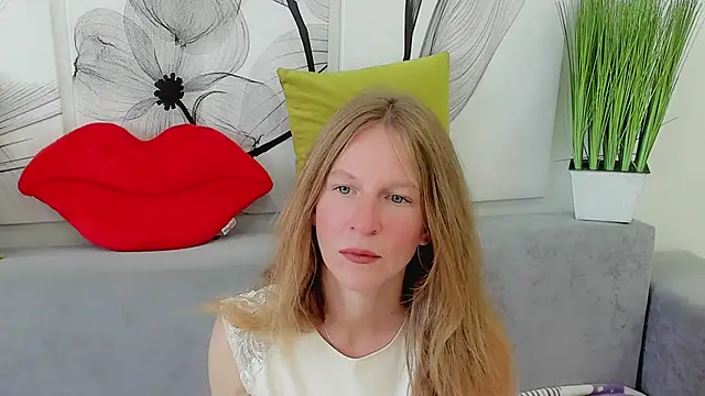 Snapshot of Mira_XOo chatting on 06-19-26, 02:01 Mira XOo online show from 06-19-26, 02:01