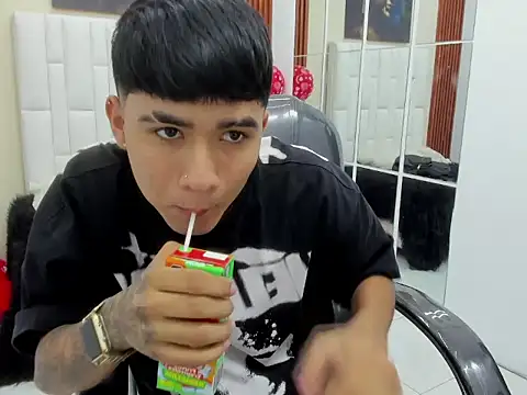 Snapshot of Thiago_collinss chatting on 03-01-26, 10:32 Thiago collinss online show from 03-01-26, 10:32