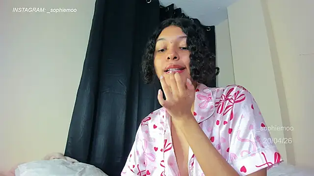 Snapshot of Sophiemoo_ chatting on 04-20-26, 01:13 Sophiemoo online show from 04-20-26, 01:13