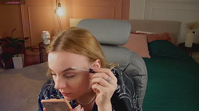 Glow Margo online show from 04-12-26, 01:09