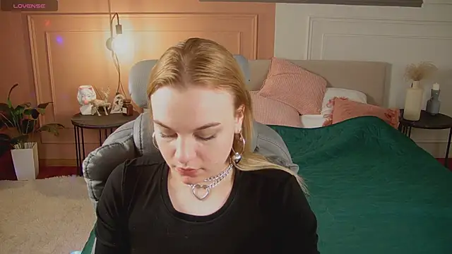 Glow Margo online show from 03-25-26, 01:06