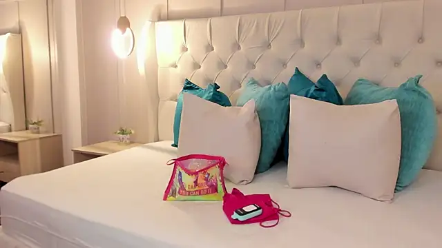 raquel mooon online show from 04-17-26, 05:38