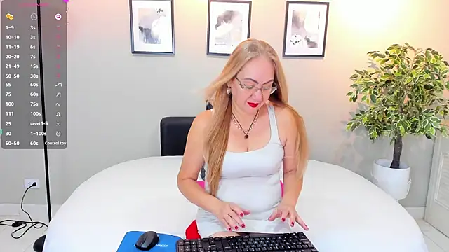 Victoria Firee online show from 04-19-26, 12:28