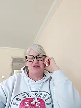 Snapshot of FlirtyFleur-x chatting on 03-31-26, 10:06 FlirtyFleur-x online show from 03-31-26, 10:06