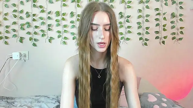 Snapshot of EllieRough chatting on 06-15-26, 03:29 EllieRough online show from 06-15-26, 03:29