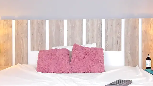 EmilySearss online show from 03-25-26, 07:57