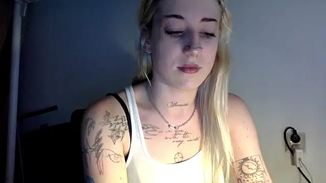 Snapshot of EmmyWet chatting on 06-23-26, 06:28 EmmyWet online show from 06-23-26, 06:28