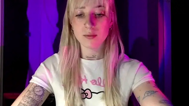 Snapshot of EmmyWet chatting on 05-22-26, 05:33 EmmyWet online show from 05-22-26, 05:33
