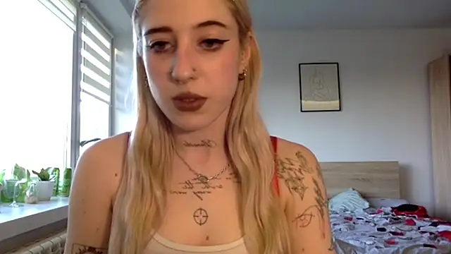 Snapshot of EmmyWet chatting on 04-26-26, 05:21 EmmyWet online show from 04-26-26, 05:21