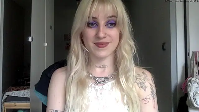 Snapshot of EmmyWet chatting on 06-04-26, 05:17 EmmyWet online show from 06-04-26, 05:17