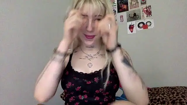 Snapshot of EmmyWet chatting on 06-15-26, 11:21 EmmyWet online show from 06-15-26, 11:21
