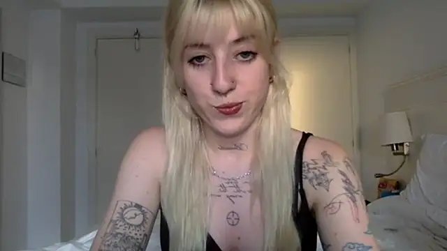 Snapshot of EmmyWet chatting on 05-06-26, 06:12 EmmyWet online show from 05-06-26, 06:12