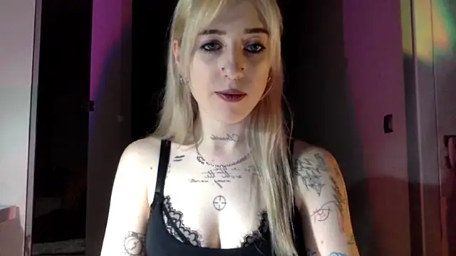 Snapshot of EmmyWet chatting on 04-28-26, 05:28 EmmyWet online show from 04-28-26, 05:28