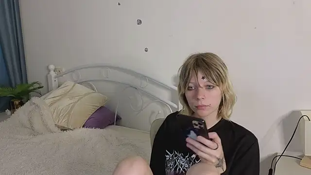 MollySally online show from 06-15-26, 04:12
