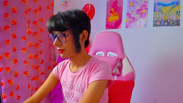 Snapshot of Madeline_21 chatting on 04-12-26, 12:08 Madeline 21 online show from 04-12-26, 12:08