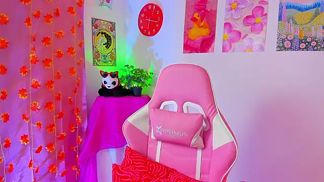 Snapshot of Madeline_21 chatting on 04-16-26, 12:17 Madeline 21 online show from 04-16-26, 12:17