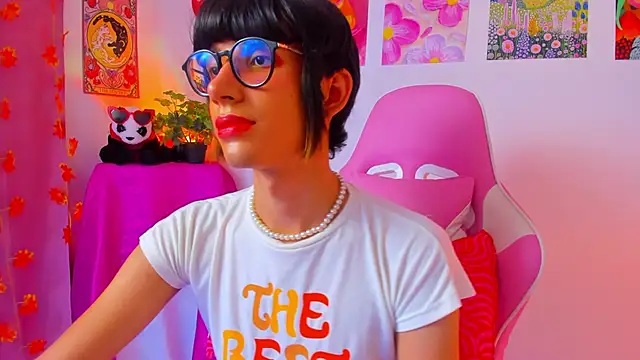 Snapshot of Madeline_21 chatting on 04-13-26, 12:53 Madeline 21 online show from 04-13-26, 12:53