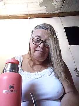 Snapshot of momismilf544 chatting on 04-22-26, 06:58 momismilf544 online show from 04-22-26, 06:58