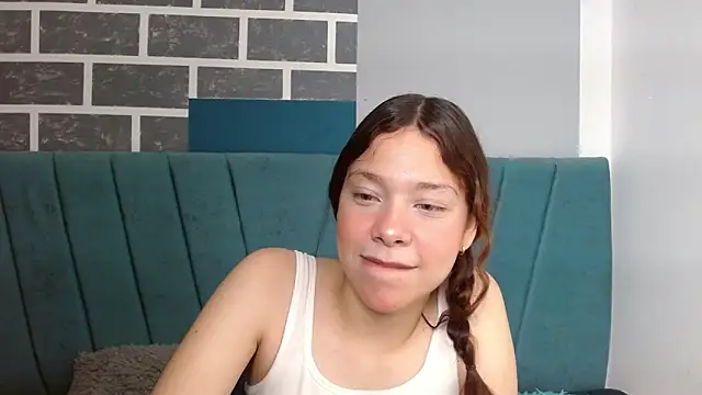 Snapshot of Sweet_kitty_05 chatting on 04-21-26, 01:42 Sweet kitty 05 online show from 04-21-26, 01:42
