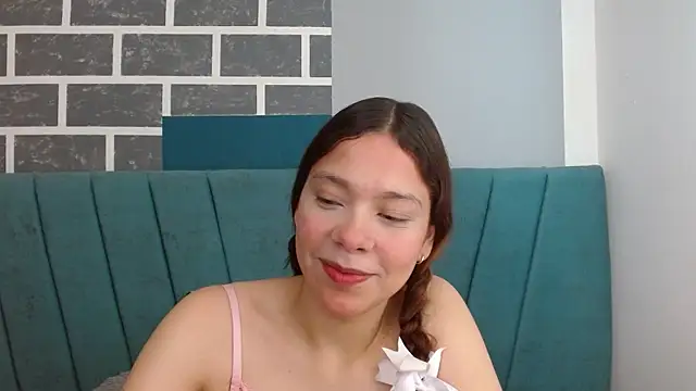 Snapshot of Sweet_kitty_05 chatting on 05-08-26, 09:18 Sweet kitty 05 online show from 05-08-26, 09:18