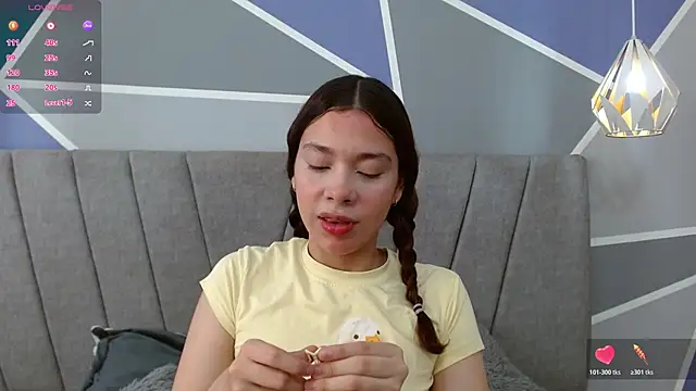 Snapshot of Sweet_kitty_05 chatting on 06-12-26, 05:43 Sweet kitty 05 online show from 06-12-26, 05:43