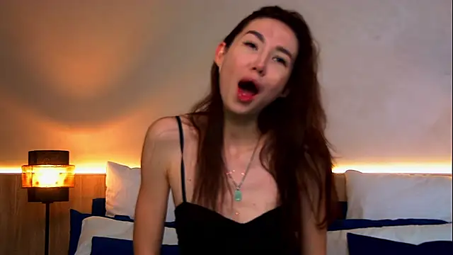 EmilyGray   online show from 06-04-26, 07:24