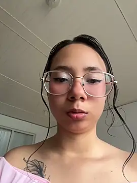 Snapshot of Aliciaa-petite chatting on 05-19-26, 12:01 Aliciaa-petite online show from 05-19-26, 12:01