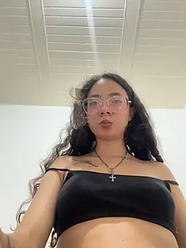 Snapshot of Aliciaa-petite chatting on 05-11-26, 10:27 Aliciaa-petite online show from 05-11-26, 10:27