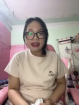 Snapshot of Leeeeiu chatting on 05-23-26, 03:44 Leeeeiu online show from 05-23-26, 03:44