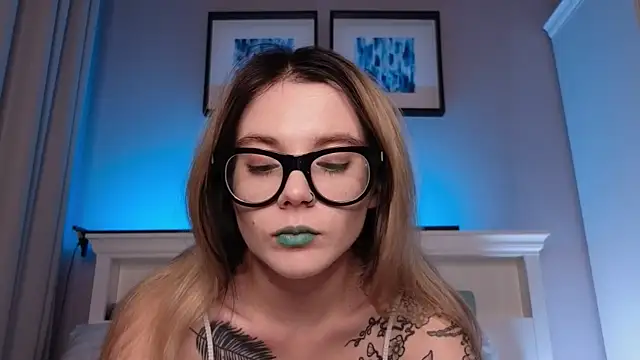 Snapshot of AliceTease chatting on 05-16-26, 07:24 AliceTease online show from 05-16-26, 07:24