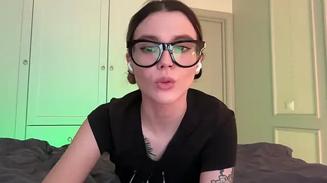 Snapshot of AliceTease chatting on 05-29-26, 01:39 AliceTease online show from 05-29-26, 01:39