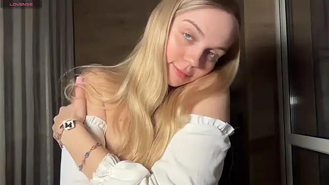 Snapshot of AlexaDeviliciouss chatting on 05-17-26, 04:07 AlexaDeviliciouss online show from 05-17-26, 04:07